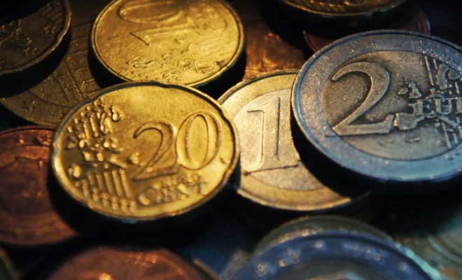 Stapel von Geldscheinen und Sparanlage-Dokumenten, die finanzielle Sicherheit symbolisieren