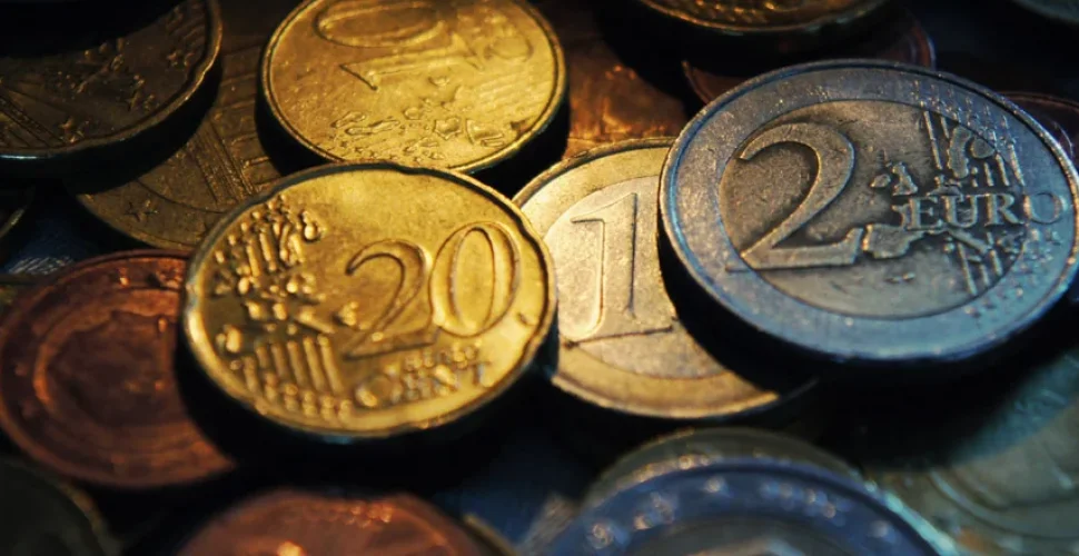Stapel von Geldscheinen und Sparanlage-Dokumenten, die finanzielle Sicherheit symbolisieren